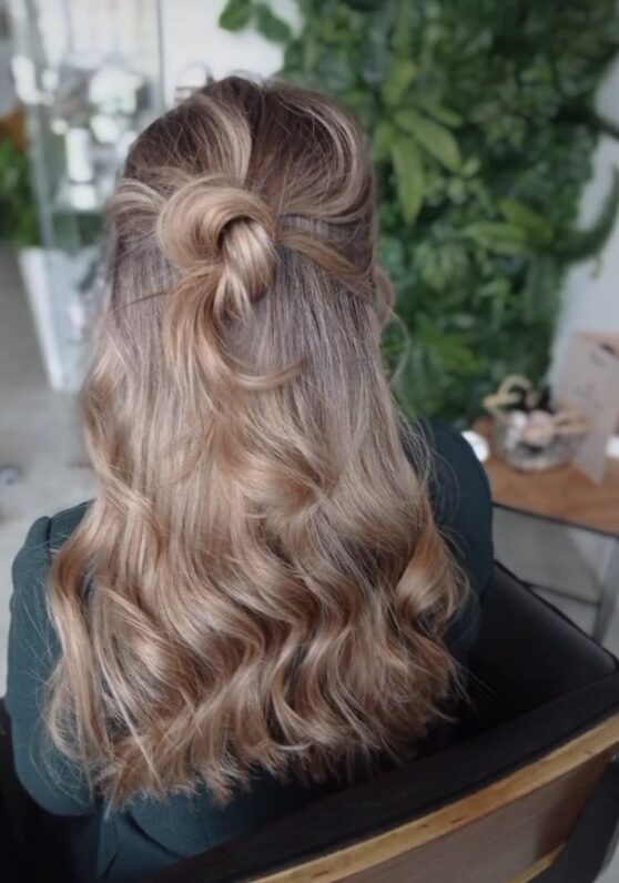 Upięcie z warkoczem na blond włosach